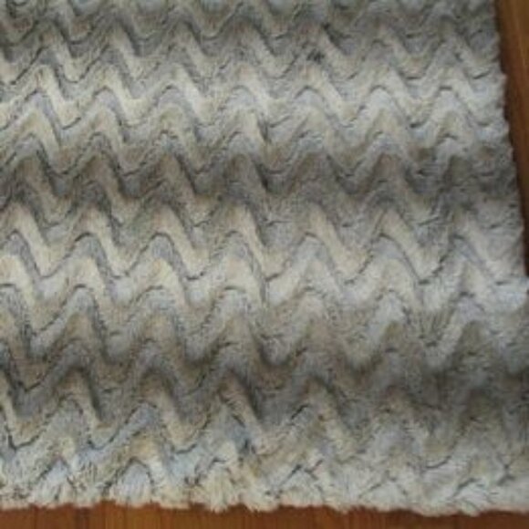 M2-New Hobby Lobby 60"Lx48"W Gray Faux Fur Super Soft & Snuggly - Picture 4 of 4